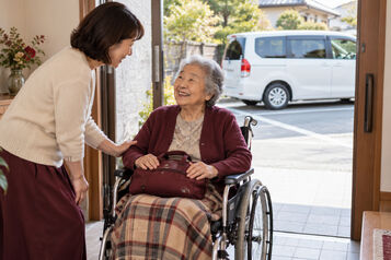 施設から一時帰宅するとき介護タクシーは使える？外泊・帰所の送迎準備